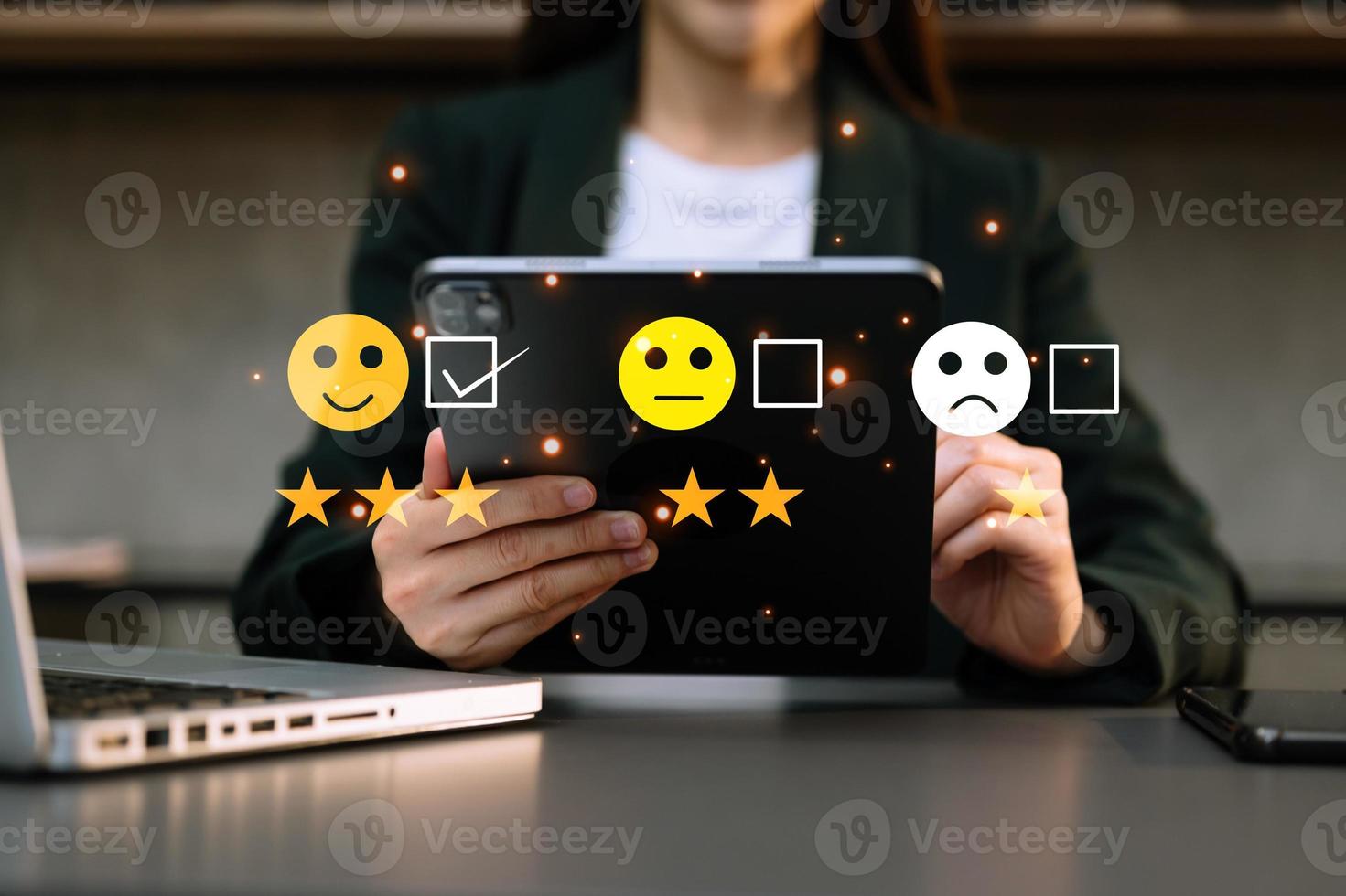 kund service utvärdering begrepp. affärskvinna brådskande ansikte leende uttryckssymbol visa på virtuell skärm på läsplatta och smartphone foto