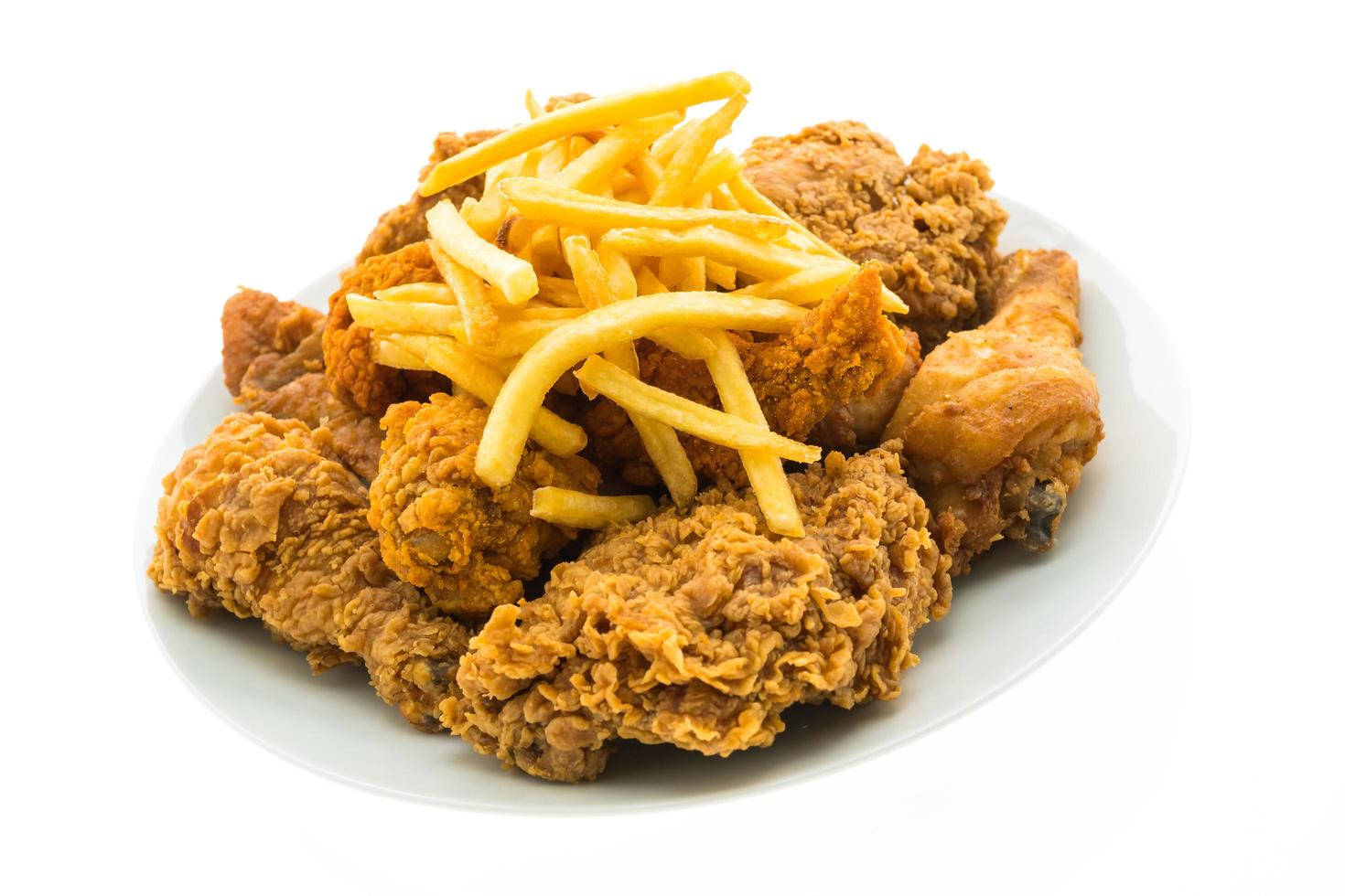 stekt kyckling och pommes frites på en vit platta foto