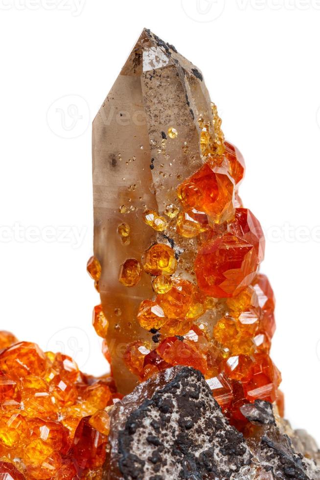 makro mineral sten Spessartine, orange, röd granat med kvarts på vit bakgrund foto