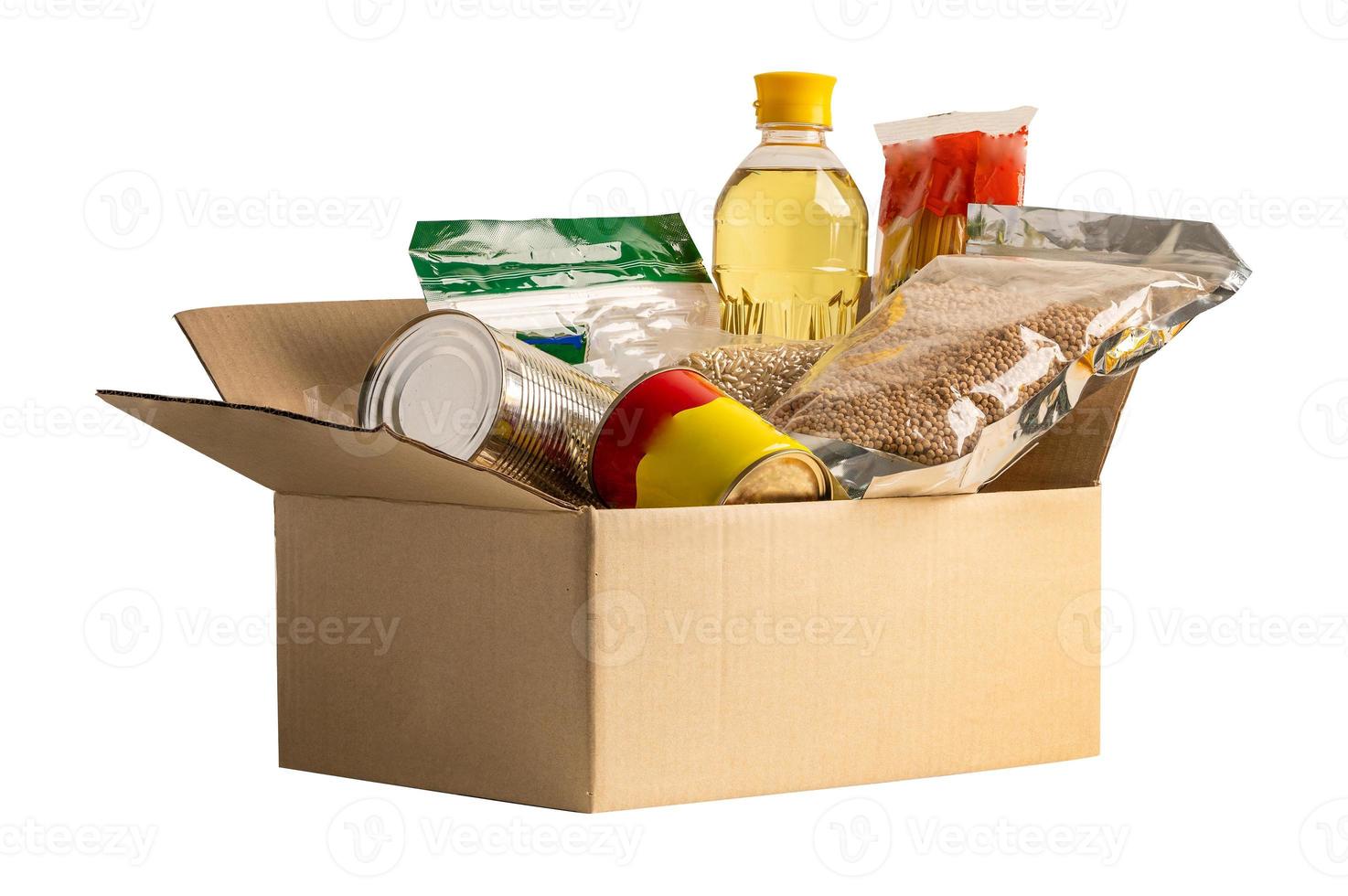 livsmedel för donation isolerat på vit bakgrund med klippning väg, lagring och leverans. olika mat, pasta, matlagning olja och konserverad mat i kartong låda. foto