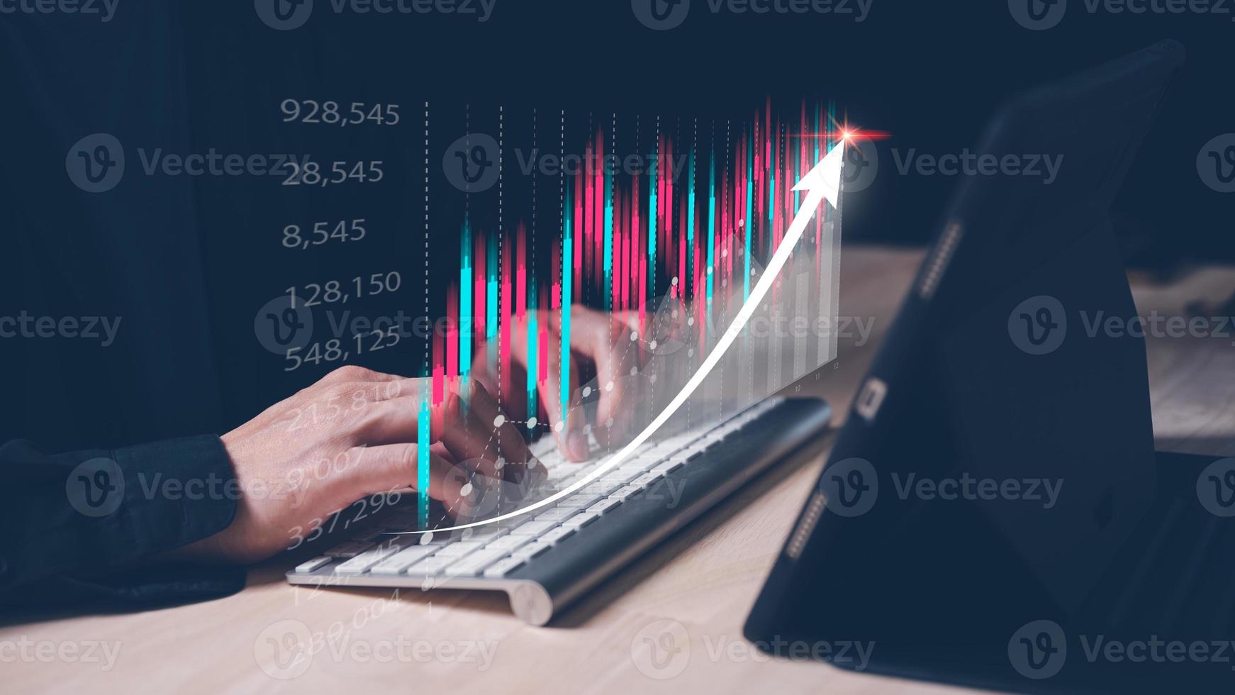 analytiker arbetssätt med företag analys och data förvaltning systemet på Graf göra en Rapportera med kpi och metrik ansluten till databas. företags- strategi för finansiera, operationer, försäljning, marknadsföring foto