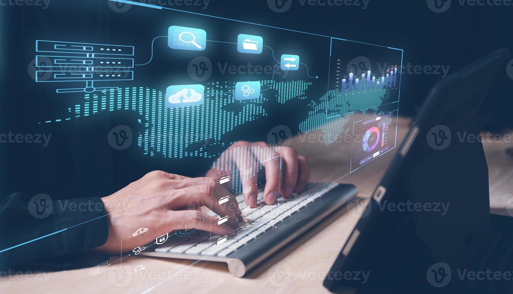 affärsman arbetssätt på tangentbord i en begrepp av data förvaltning och data analys, Graf. en man skriver på tangentbord ser på Diagram data. internet nätverk, data omvandling teknologi. foto