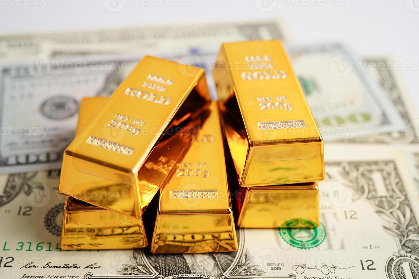 guld barer på oss dollar sedel pengar, finansiera handel investering företag valuta begrepp. foto