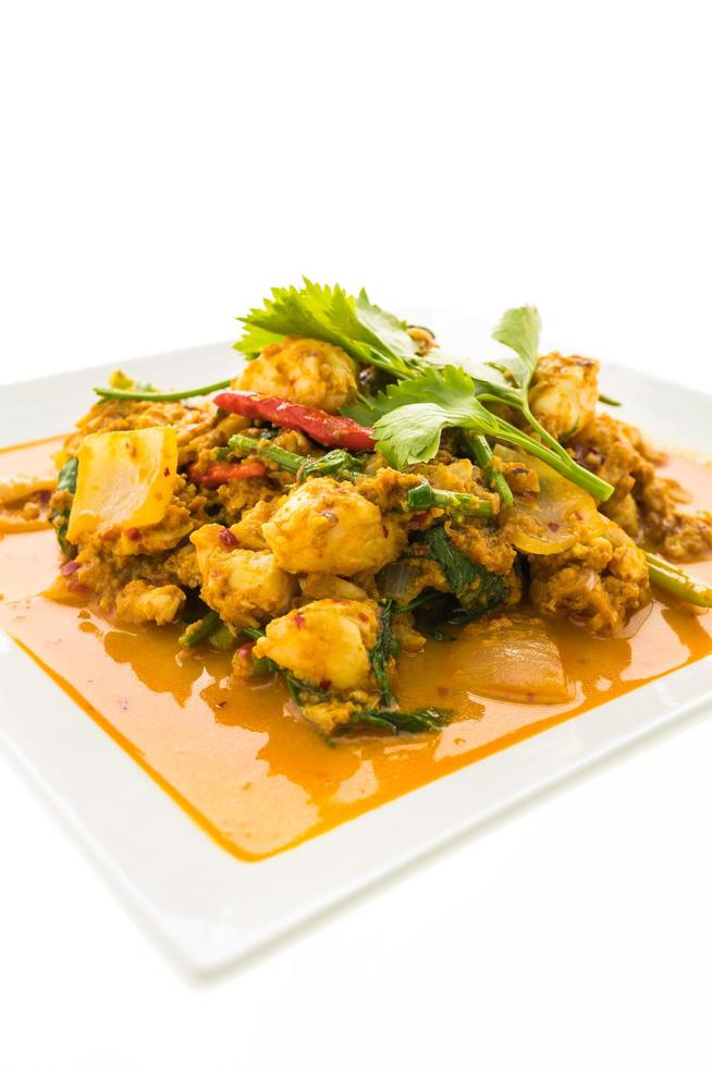 rör stekt krabba med curry på den vita plattan foto