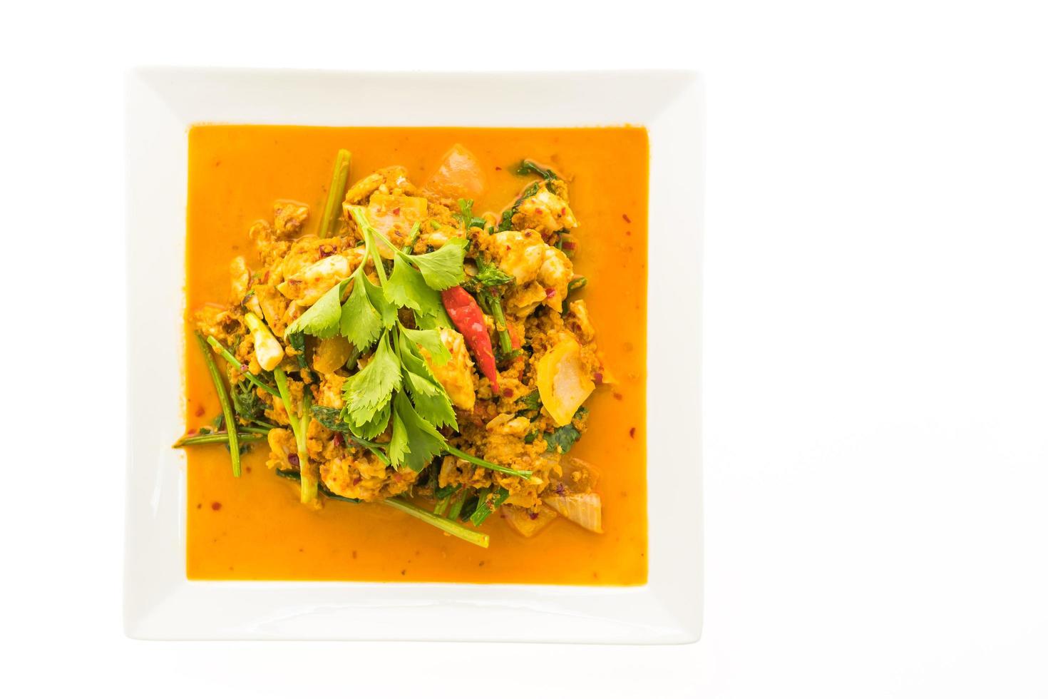 rör stekt krabba med curry på den vita plattan foto