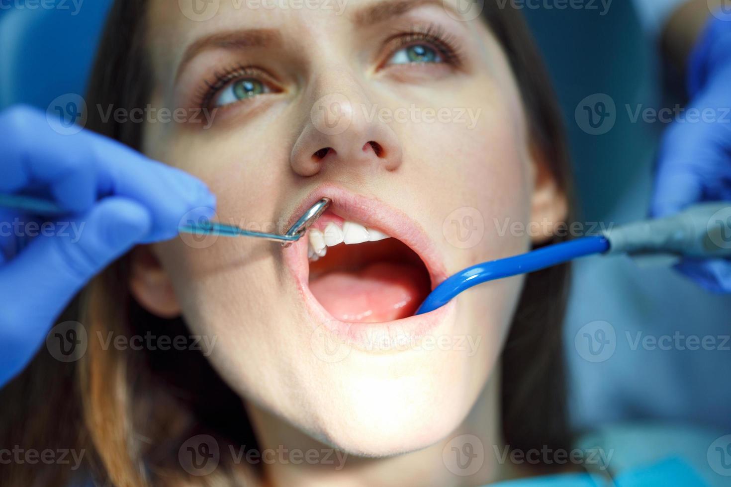 kvinna få en dental behandling foto