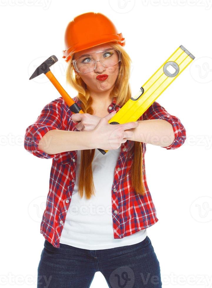 rolig kvinna i hjälm med de arbete verktyg på en vit foto