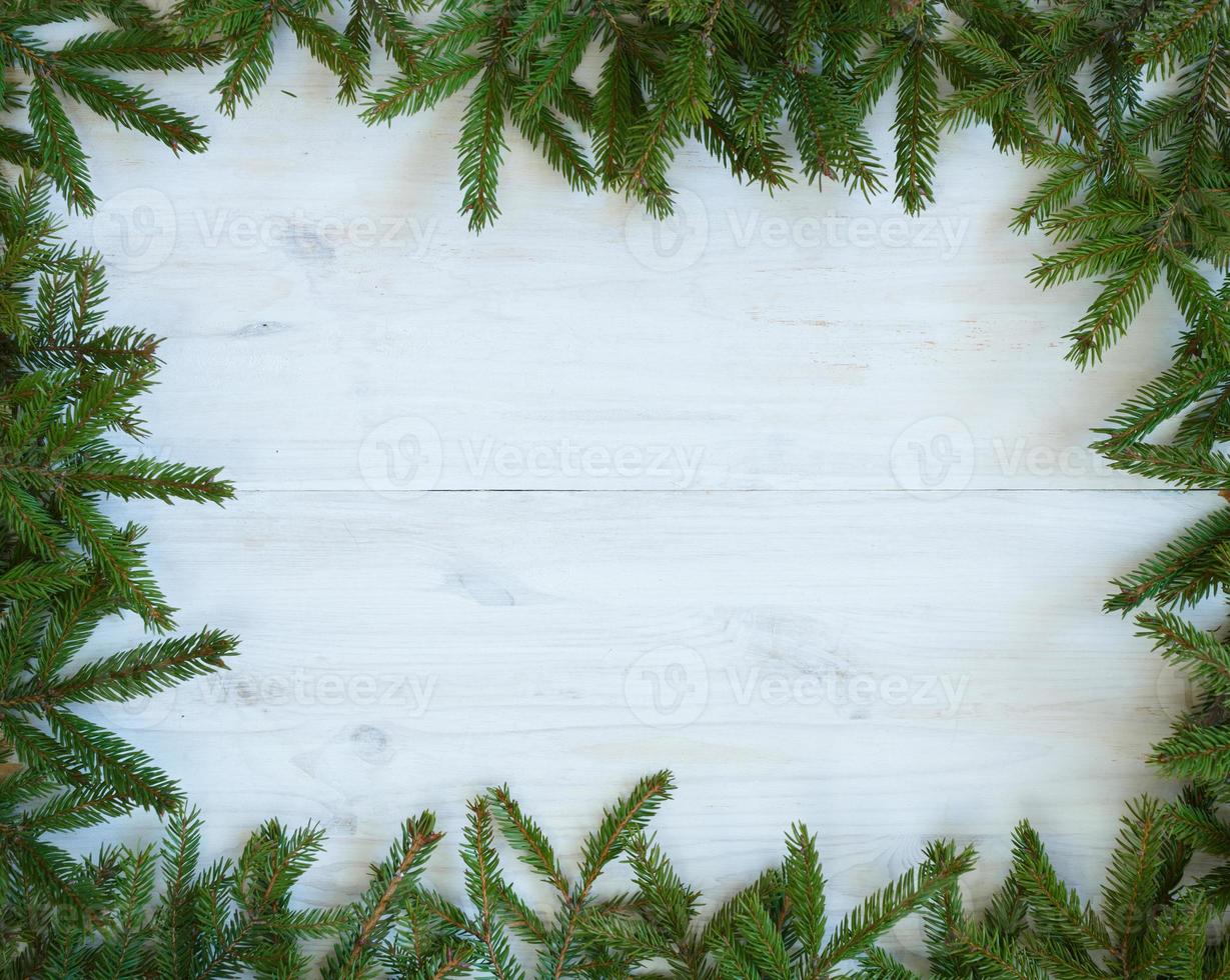 jul träd grenar på vit trä- textur redo för din design foto