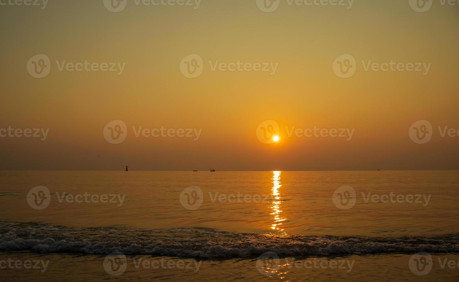 vacker solnedgång landskap, tropisk strand i Thailand foto