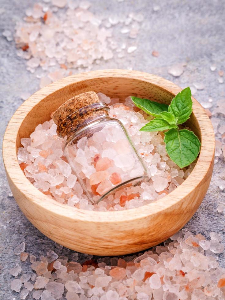 närbild av en skål med himalayan rosa salt foto
