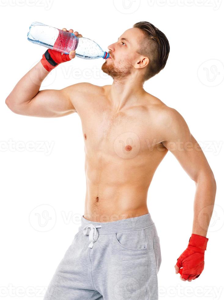 sport attraktiv man bär boxning bandage och dricka färsk vatten foto