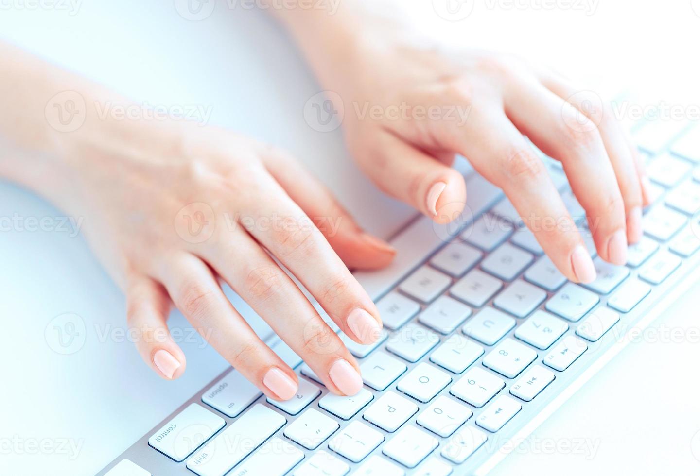 kvinna händer eller kvinna kontor arbetstagare skriver på de tangentbord foto