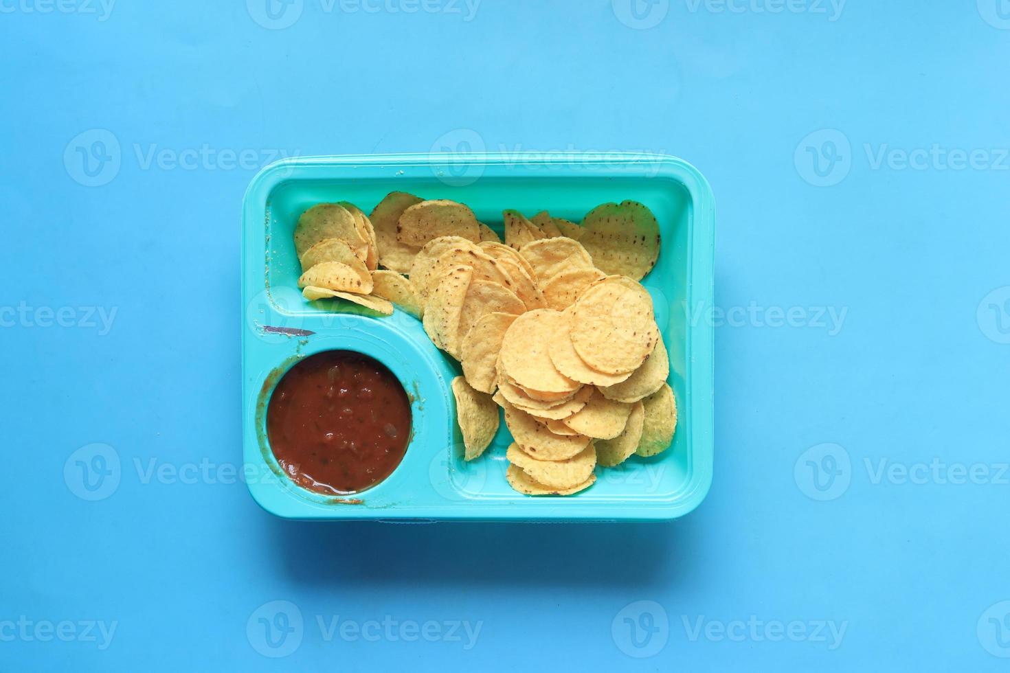 en skål chips och salsa på bordet, foto