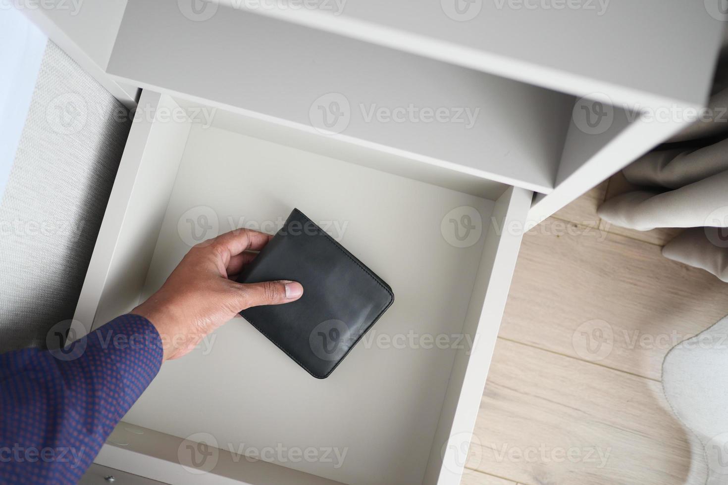 män stjäla plånbok från en låda foto