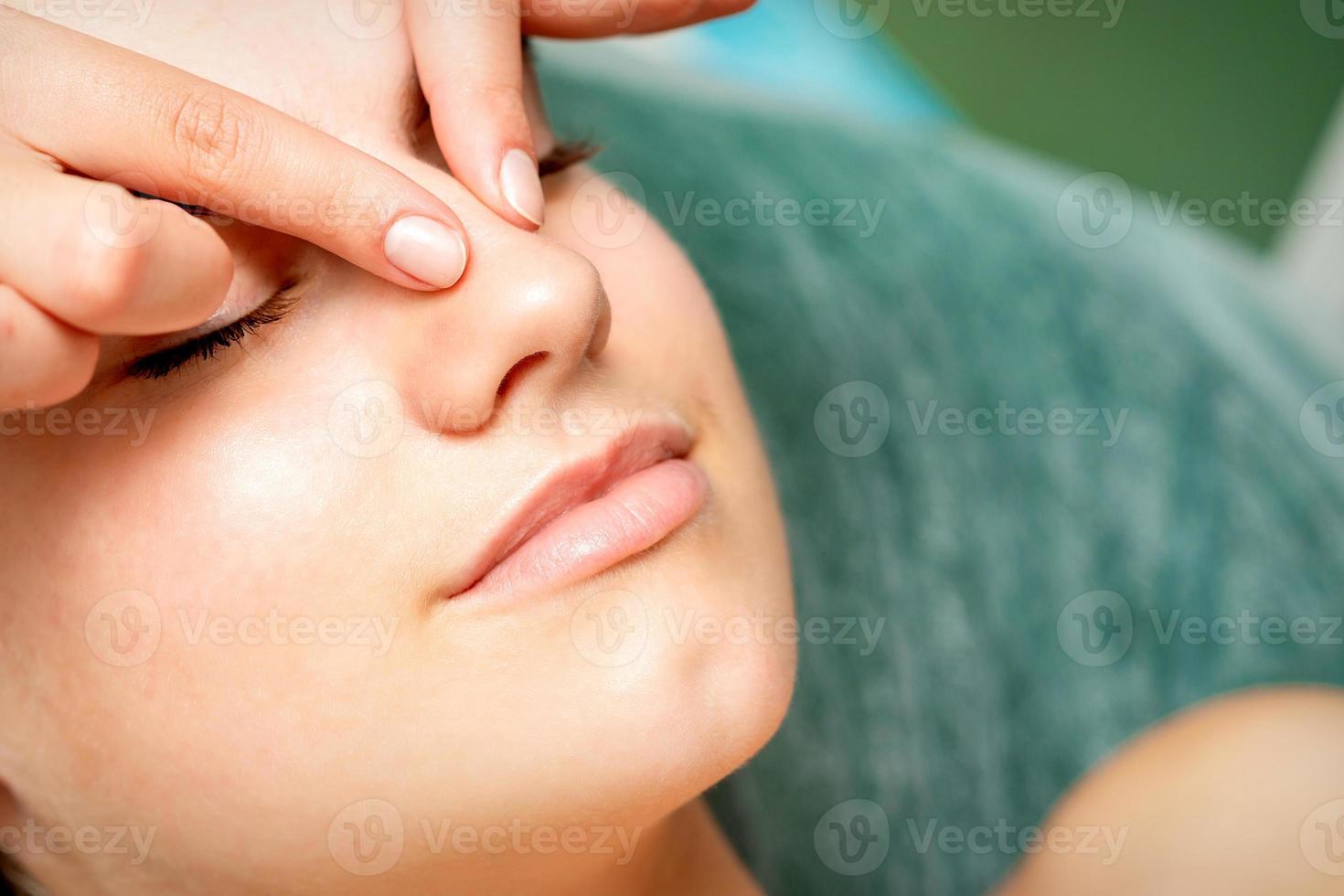ung kvinna få ansiktsbehandling massage foto