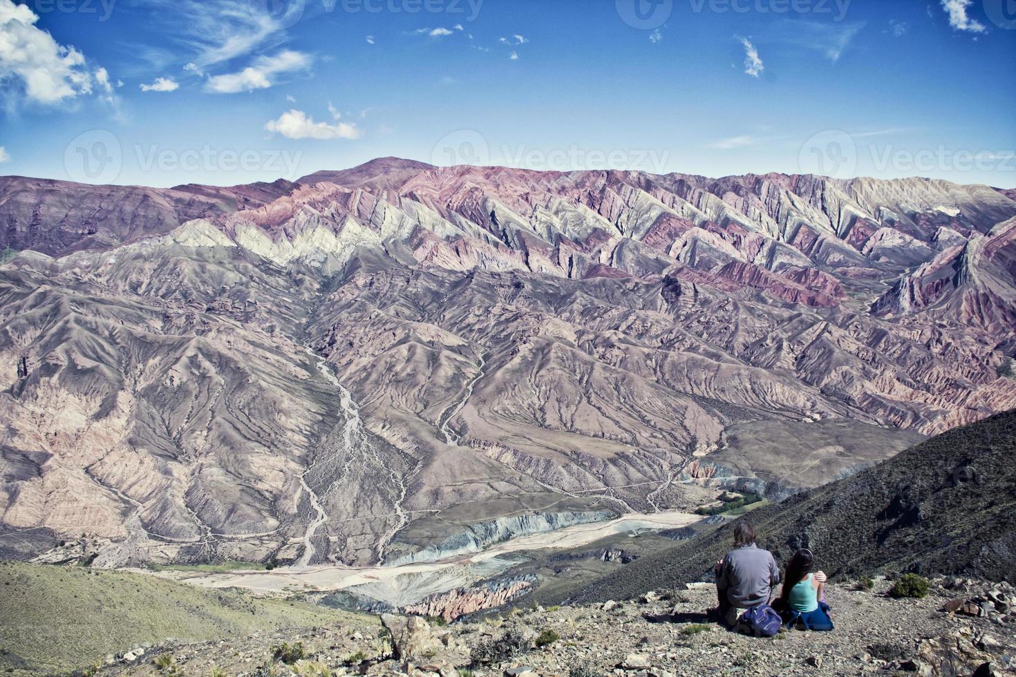 två peaple tittar på fantastisk färgrik berg. el hornacal. jujuy, argentina. foto