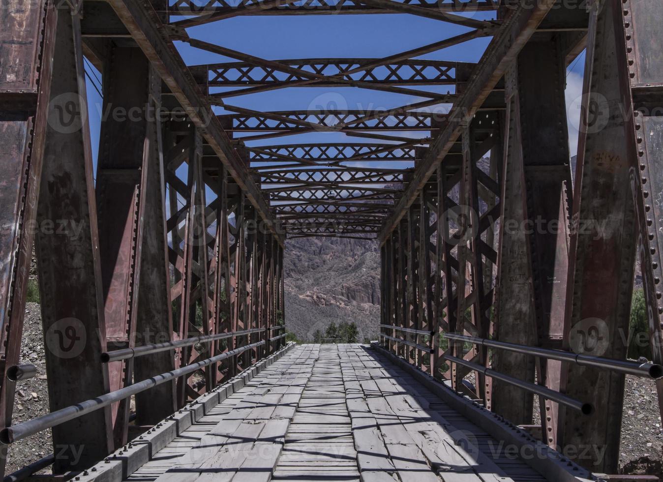 perspektiv metall bro in i de bergen foto