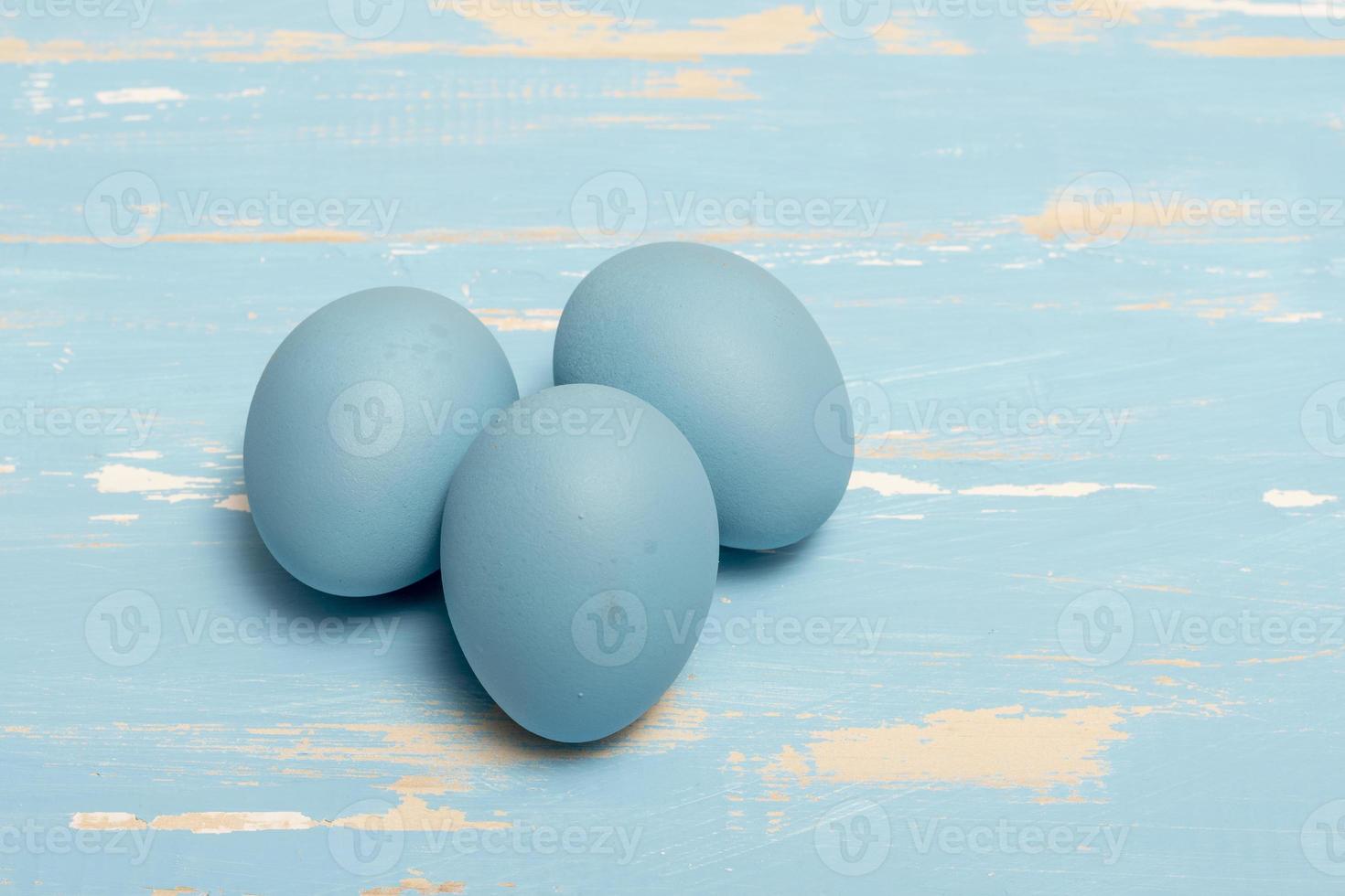 ägg symboliserar de påsk Semester i blå Färg på en bakgrund av åldrig trä foto