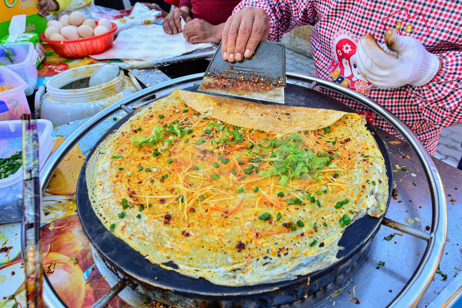 pannkaka säljare på ett utomhus traditionell marknadsföra i urumqi, xinjiang, Kina foto
