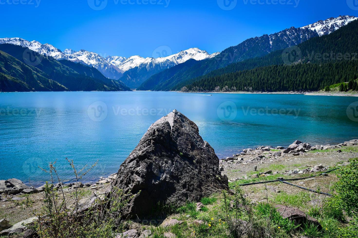 de skön landskap av tianchi sjö i tianshan berg, xinjiang, med snötäckt bergen i de distans, och de omfattande och grön sjö i främre av du foto