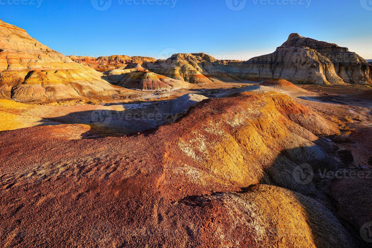 vandring i de wucai stad naturskön område nära urumqi, xinjiang, har en magnifik och bländande se av de danxia landform. foto