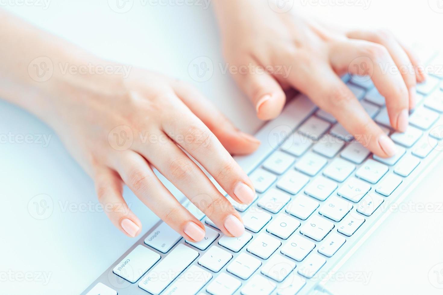 kvinna händer eller kvinna kontor arbetstagare skriver på de tangentbord foto