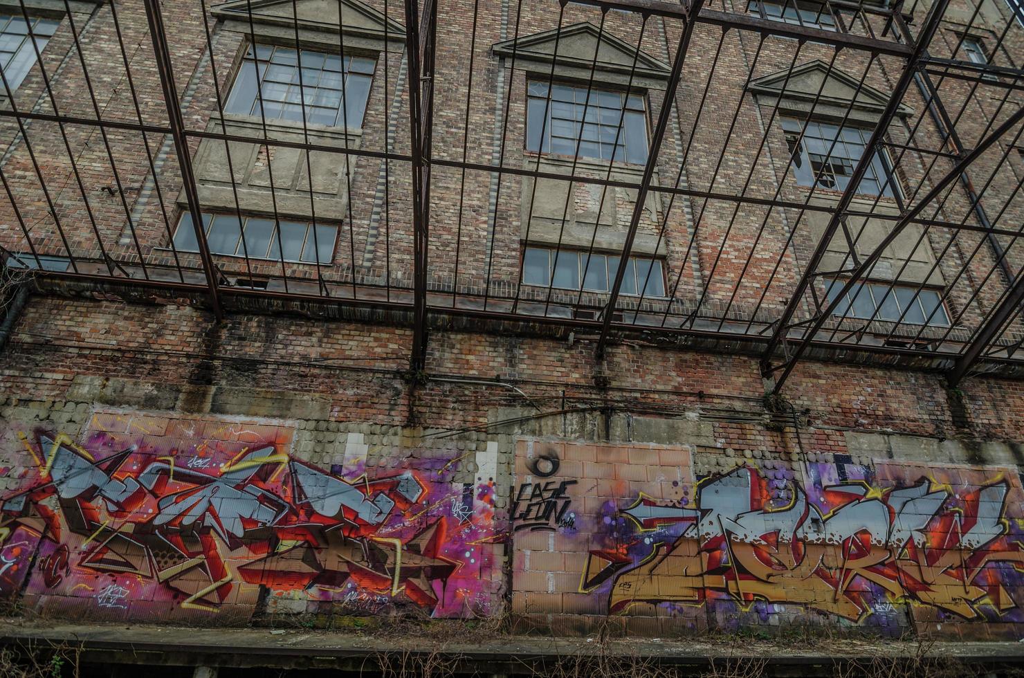 fabrik med graffiti foto