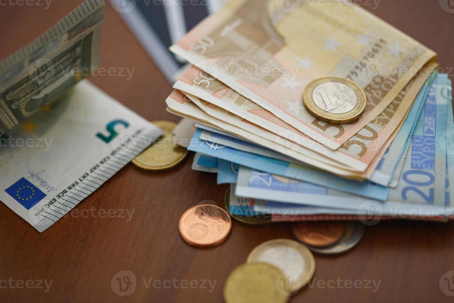 pengar euro mynt, sedlar och kreditera kort foto