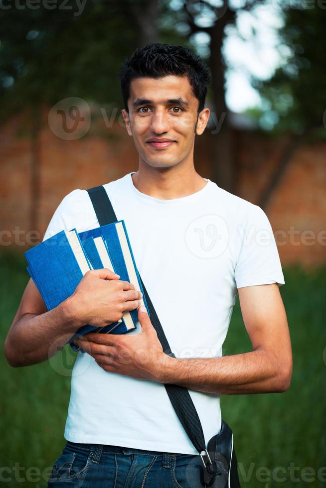 arab manlig studerande med böcker utomhus foto