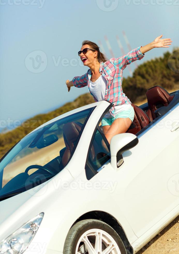 frihet - Lycklig fri kvinna i cabriolet glädjande glad med vapen Uppfostrad foto
