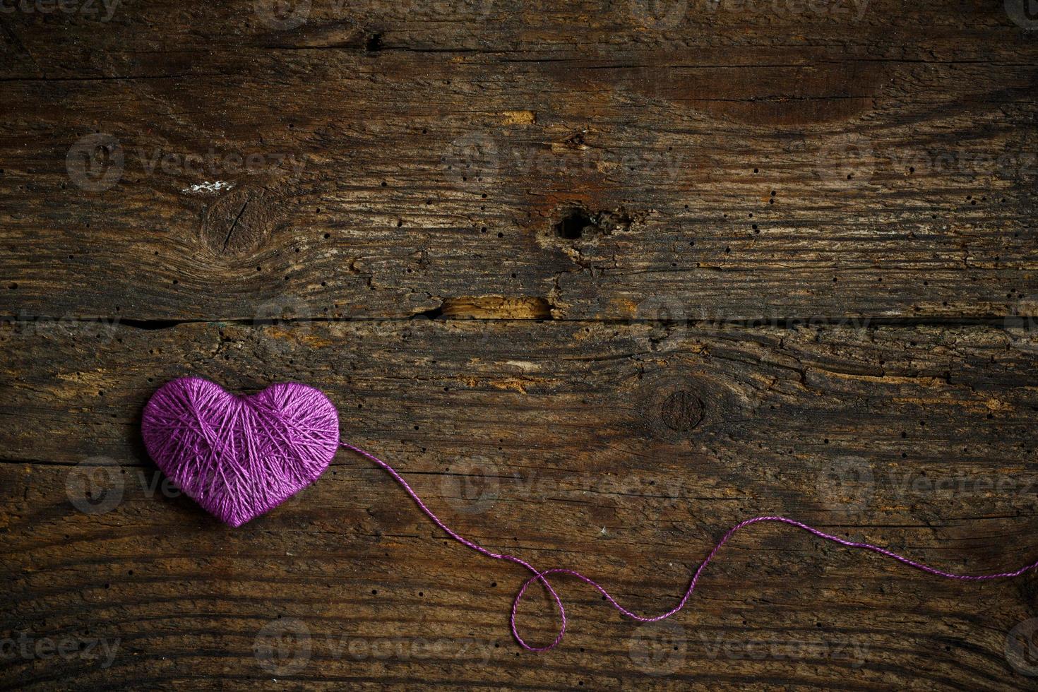lila hjärta formad sömnad tråd för valentines dag foto