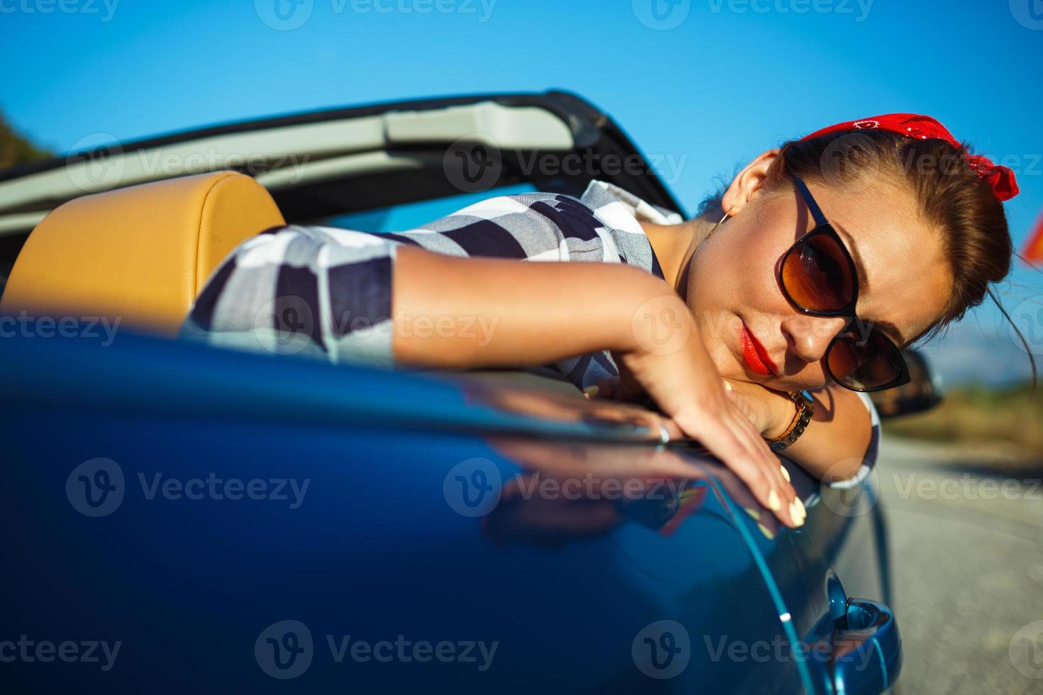 skön stift upp kvinna Sammanträde i cabriolet, njuter resa på lyx modern bil med öppen tak foto