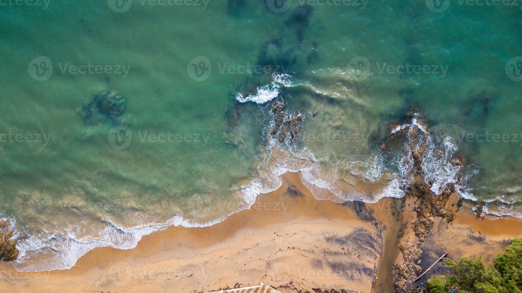 antenn se av nangthong naturlig svart strand i thailand, foto