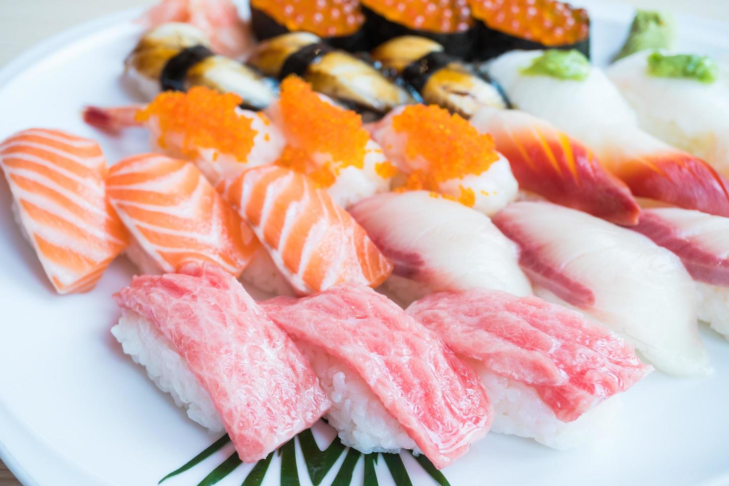 sushi på den vita plattan foto