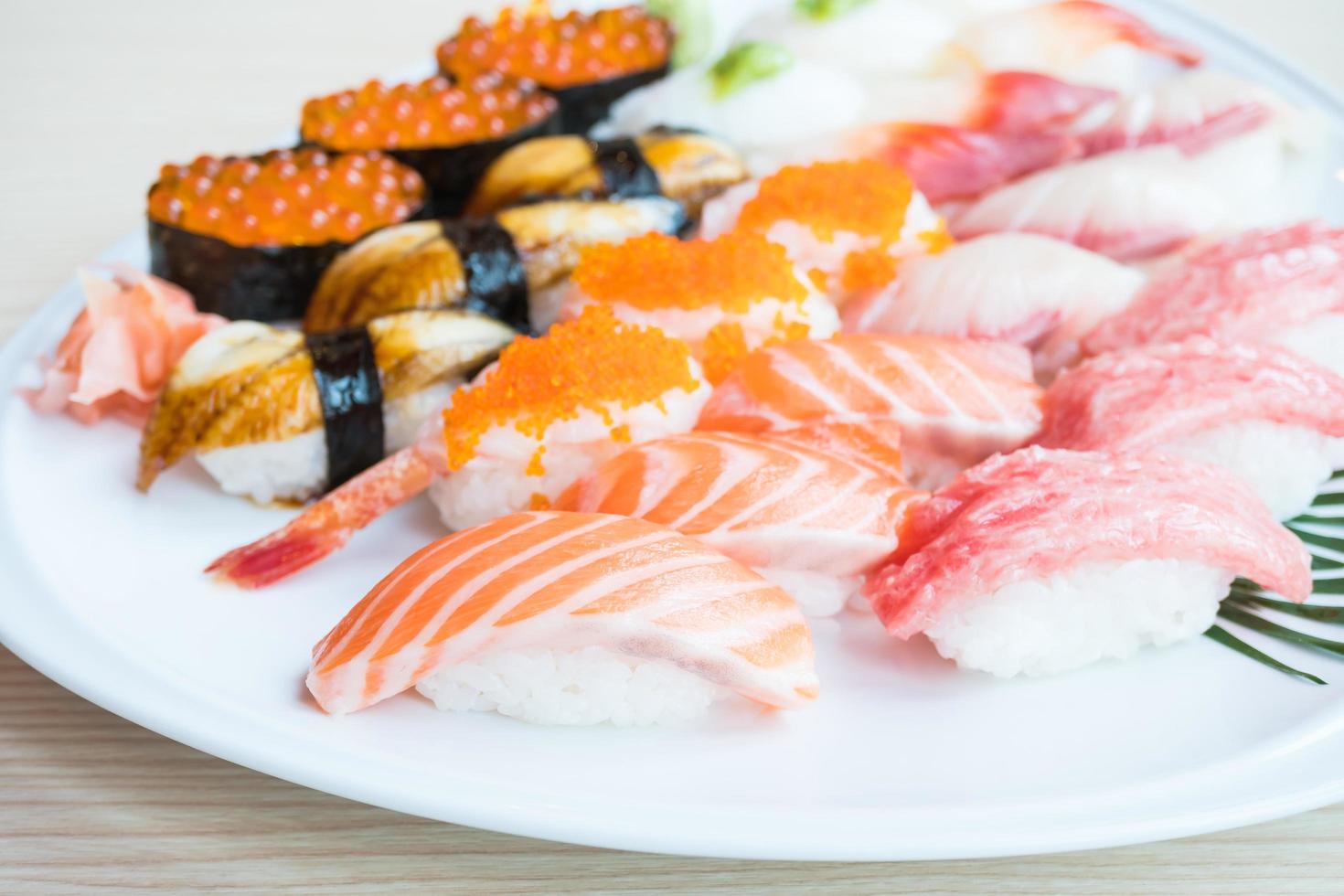 sushi på den vita plattan foto