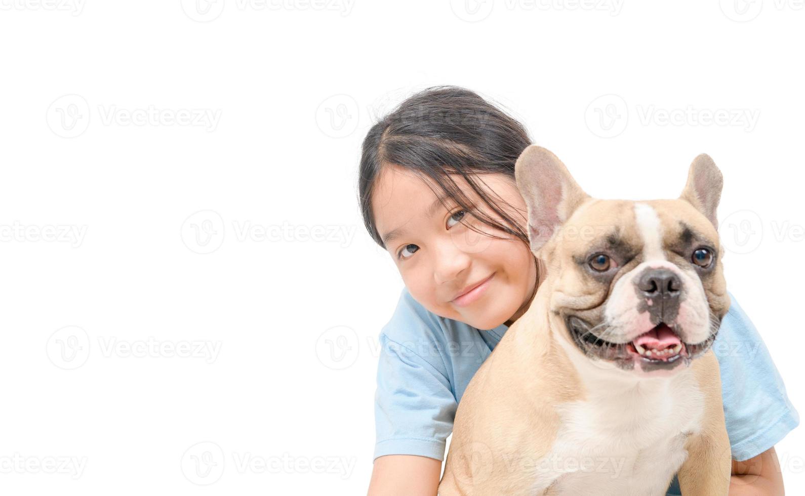 Lycklig liten söt flicka leende och spela med franska bulldogg isolerat på vit bakgrund, foto