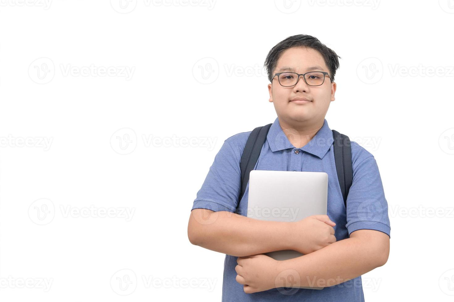 smart pojke studerande håll bärbar dator isolerat på vit bakgrund, tillbaka till skola foto