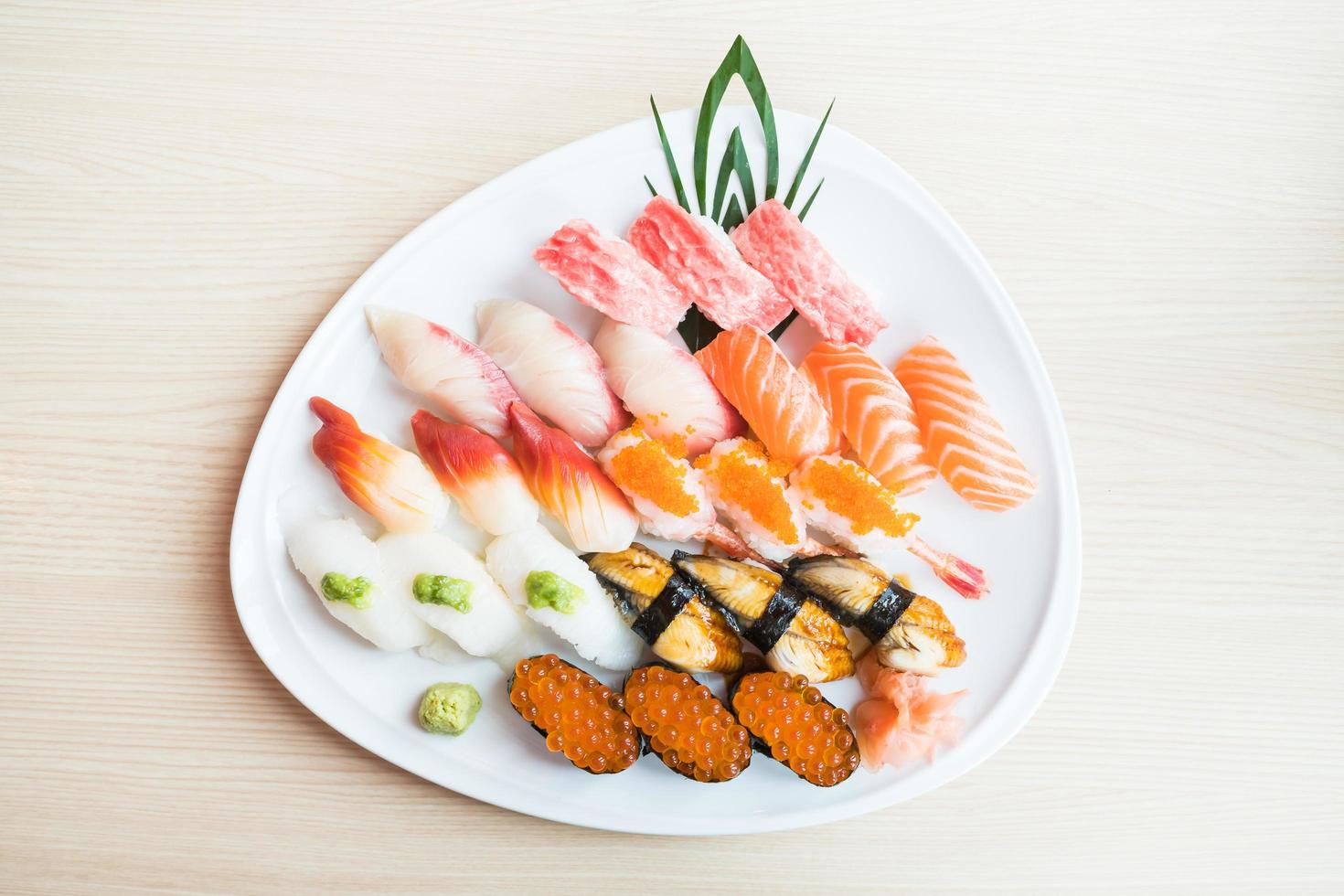 sushi på den vita plattan foto