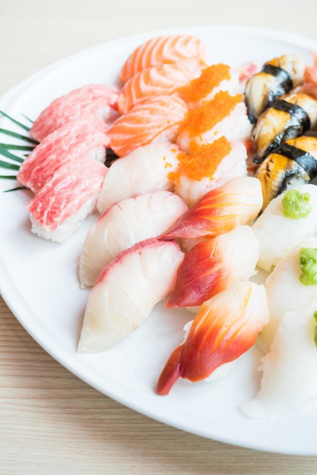 sushi på den vita plattan foto