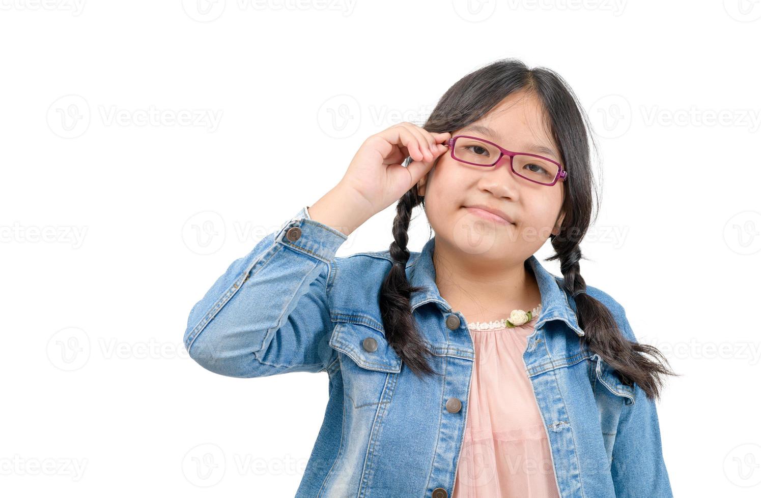 asiatisk liten flicka studerande ha på sig öga glasögon isolerat på vit foto