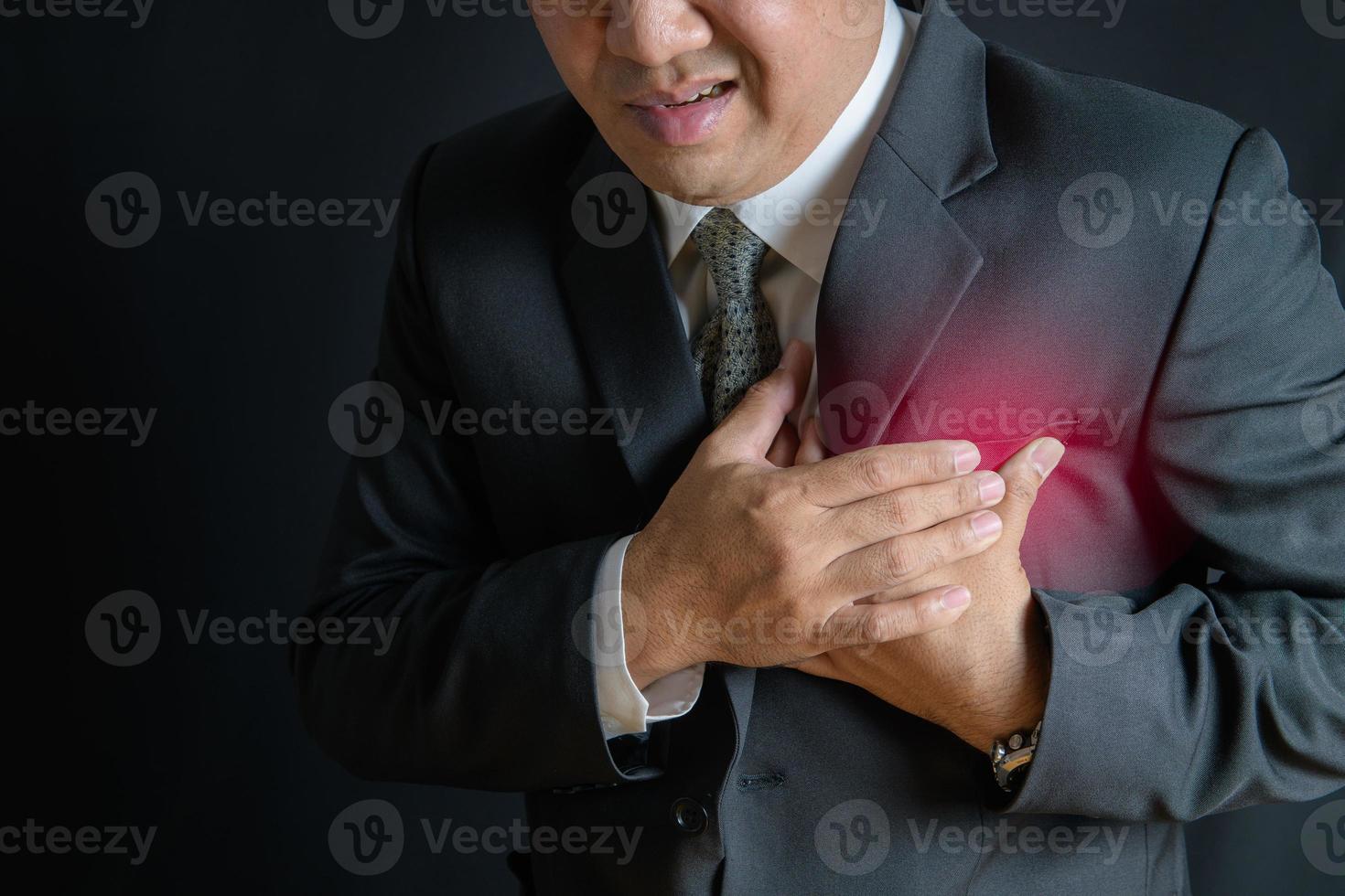 hjärta ge sig på. affärsman lidande från bröst smärta, sjukvård foto