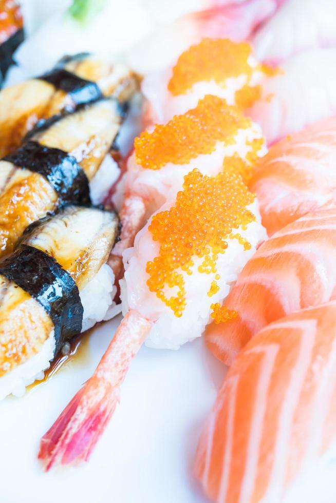 sushi på den vita plattan foto