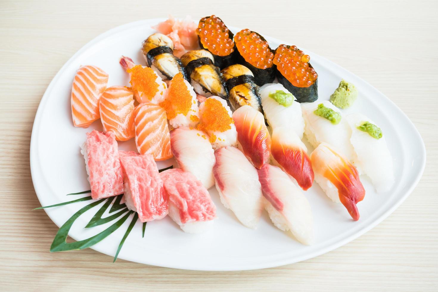 sushi på den vita plattan foto