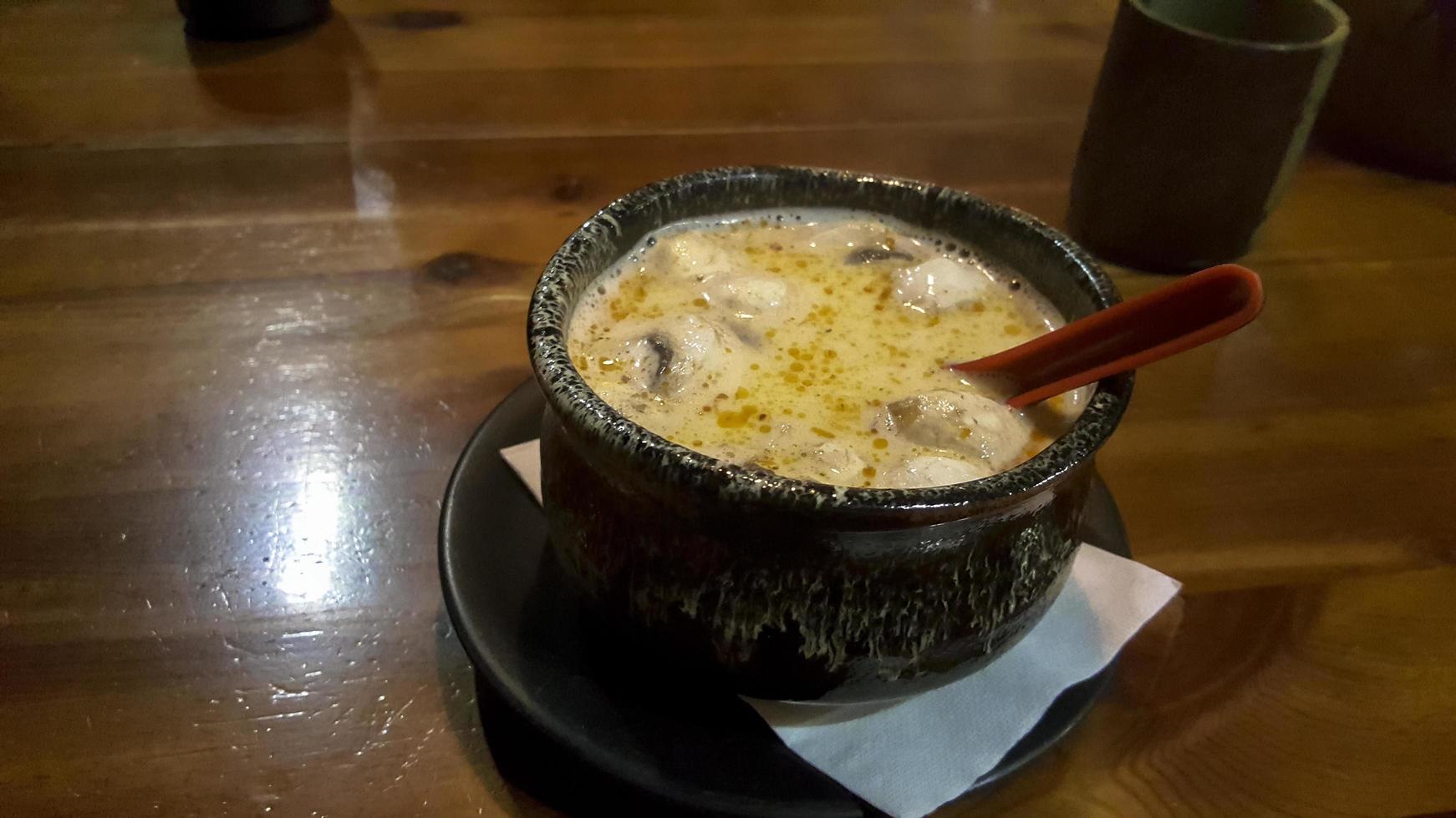asiatisk soppa med kokos mjölk och svamp. foto