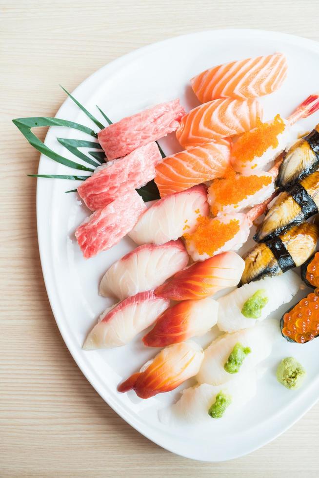 sushi på den vita plattan foto