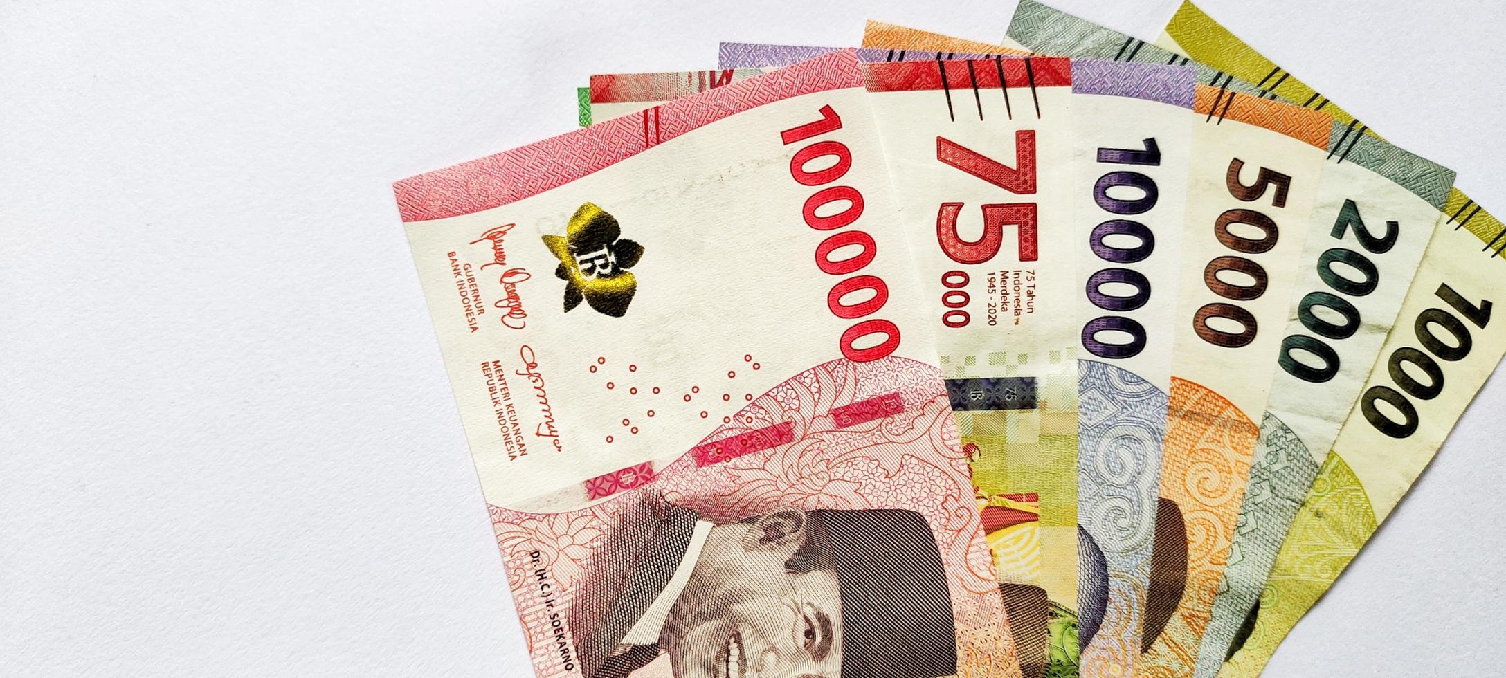 ny rupiah indonesiska sedlar utfärdad i 2022 i olika färger och storlekar. rupiah valuta begrepp isolerat på en vit bakgrund. negativ Plats foto