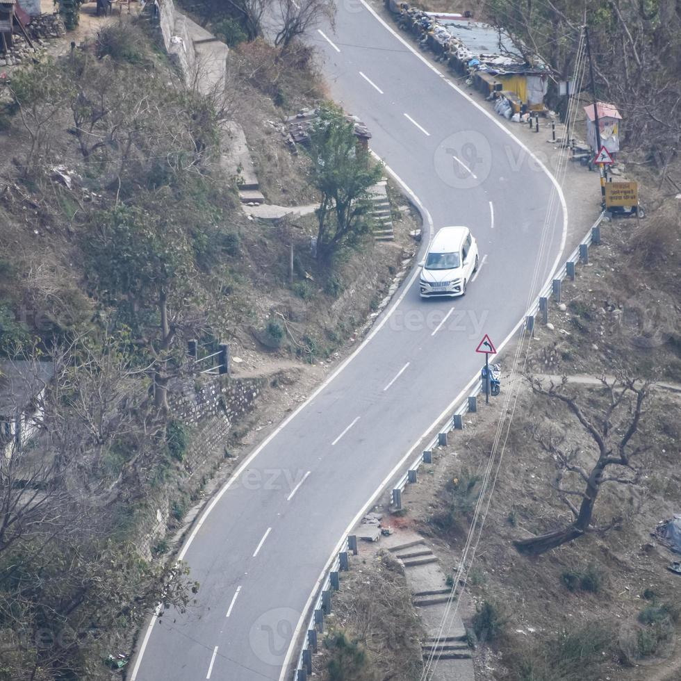 ovanifrån från luften av trafikfordon som kör på bergsvägar vid nainital, uttarakhand, Indien, utsikt från toppen av berget för förflyttning av trafikfordon foto