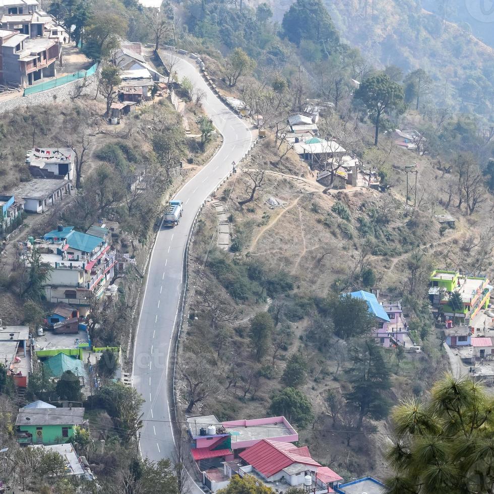 ovanifrån från luften av trafikfordon som kör på bergsvägar vid nainital, uttarakhand, Indien, utsikt från toppen av berget för förflyttning av trafikfordon foto