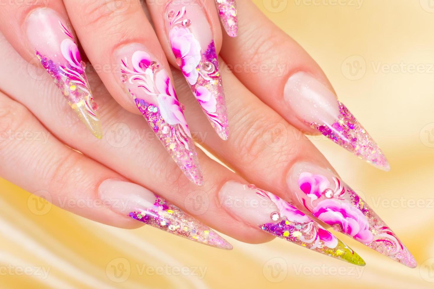 manikyr med färsk rosa nagel konst foto