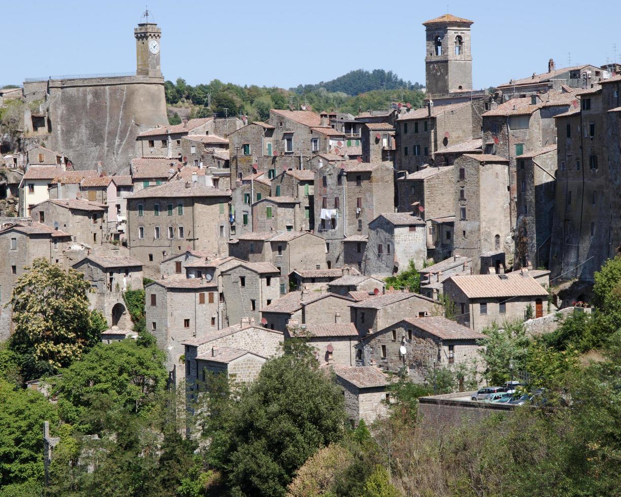 sten byggnader av sorano, pittoresk stad i toscana foto